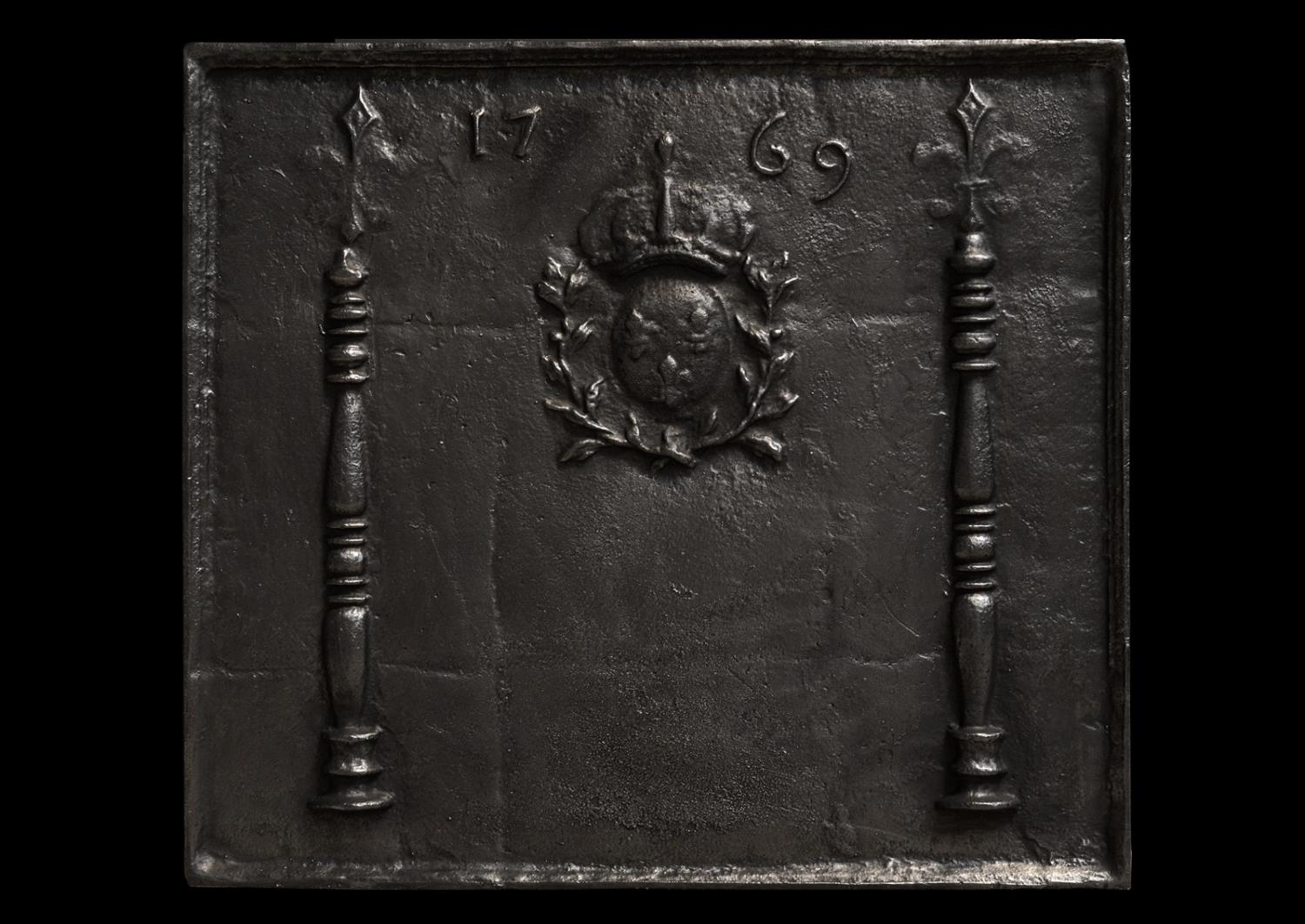 An impressive antique cast iron fireback Antique Fireplaces and Surrounds Thornhill Galleries